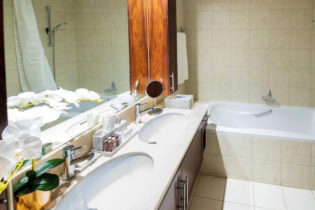 First Class 2Br With Full Burj Khalifa And Fountain View Dubai Eksteriør bilde